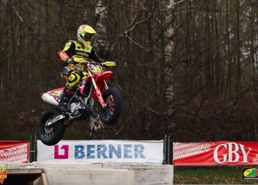 Eesti supermoto sõitja Aksel Pärtelpoeg stardib Supermoto MM-etapil Sardiinias