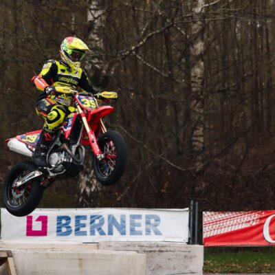 Eesti supermoto sõitja Aksel Pärtelpoeg stardib Supermoto MM-etapil Sardiinias