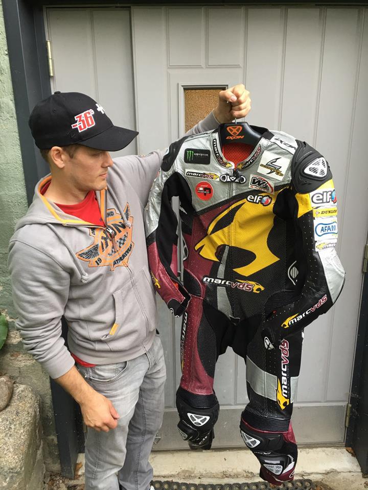 Moto2-klassi MarcVDS meeskonna võistluskombe, milles higistades Mika Kallio tuli 2014. aastal ajaloolisele hõbedale. Alghind 1000 eurot.