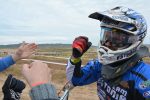 Eesti saavutas ISDE-l viienda koha! Martin Leok võtmas vastu õnnitlusi Eesti abimeeskonnalt.