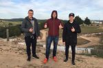 Eesti stardib quadide Rahvuste krossil finaali kolmandana Manuses oleval fotol Martin Filatov (vasakult), Kaspar Kangur ja Kevin Saar Guegnonis rajaga tutvumas.