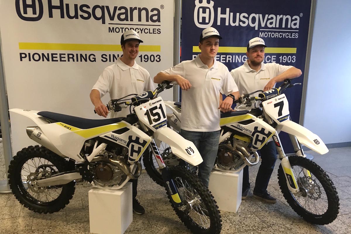 Harri Kullas (vasakult), Karel Kutsar ja Tanel Leok sõidavad 2017. hooajal Husqvarnadel.