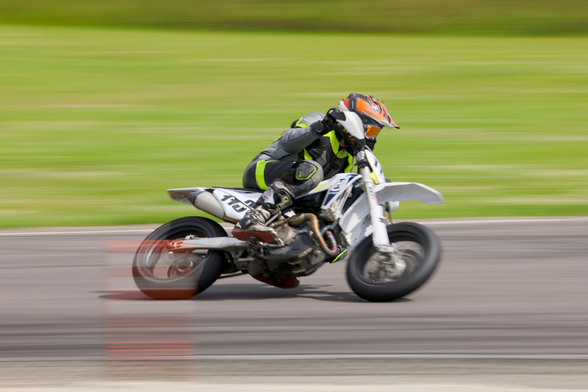 Möödunud nädalavahetusel toimus Raassilla Supermoto Eesti ja Läti meistrivõistluste teine etapp, mis nii mitmeski klassis tõi uusi võitjaid ja põnevust üldarves