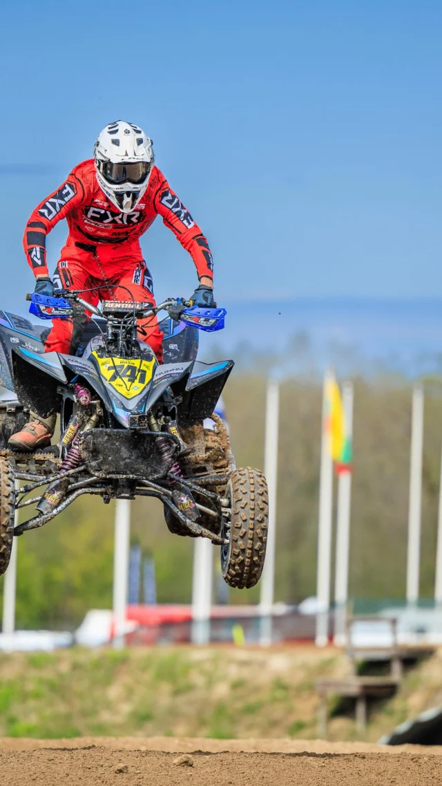 QUAD OPEN KLASSI DOMINEERIV VÕIT @karl_robin_741Quade käis kvalifikatsioonisõidus rajal koguni 25. Ülekaalukalt parima ringiaja sõitis välja @karl_robin_741, kes teise aja sõitnud lätlast @bicans_23 koguni 2,8 sekundiga edestas. Lätlase jäi ülinapilt omakorda alla @rasmus_s9na (0,02 sekundit).Esimest võistlussõitu asuski juhtima Rillo, tema seljataga võtsid sisse kohad Bicans ja Sõna. Rillo hakkas sõidu edenedes jälitajatega vahet suurendama ja sõidu teist poolt sai ta juba rahulikult kontrollida. Finishis oli esikoha teeninud Rillo edumaa teisena lõptanud Bicansi ees ligi 19 sekundit. Lätlase järel tuli kolmandana finishisse Sõna.Teises võistlussõidus ei jätnud Rillo taas midagi juhuse hooleks ja ta asus rivi etteotsa juba avaringil. Sarnaselt avasõidule Rillo tempoga keegi kaasa minna ei suutnud ja tema edumaa kasvas iga ringiga. Finishis edestas Rillo teisena lõpetanud lätlast Bicansit 30 sekundiga. Kogu sõidu püsis kolmandal kohal taas Sõna.Etapi kokkuvõttes kuulus esikoht 50 punktiga Rillole, teise koha sai 44 punktiga Bicans ja kolmanda koha 40 punktiga Sõna. Veteranide arvestuses oli parim Mihkel Mürk, teise koha sai Janek Vernik ja kolmanda koha Lauri Noot. Quad B klassi võitis 50 punktiga Rander Tarum, teise koha sai 44 punktiga Joonas Aviste ja kolmanda koha 40 punktiga Hendrik Markus Lehtla.Intervjuu Karl Robin Rilloga leitav EMF TV youtube kanalilt ✊🏼#quad #quadmx #mxmasters #arcticsport